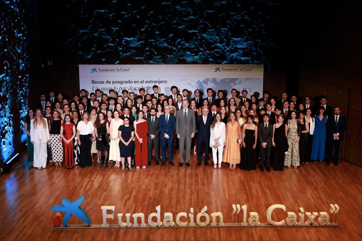 Los becados, con el Rey; el presidente de la Fundación La Caixa, Isidro Fainé, y el resto de autoridades.