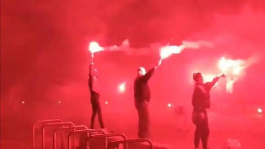 Fuegos artificiales y bengalas a los pies de la Torre en la fiesta del ascenso del Dépor