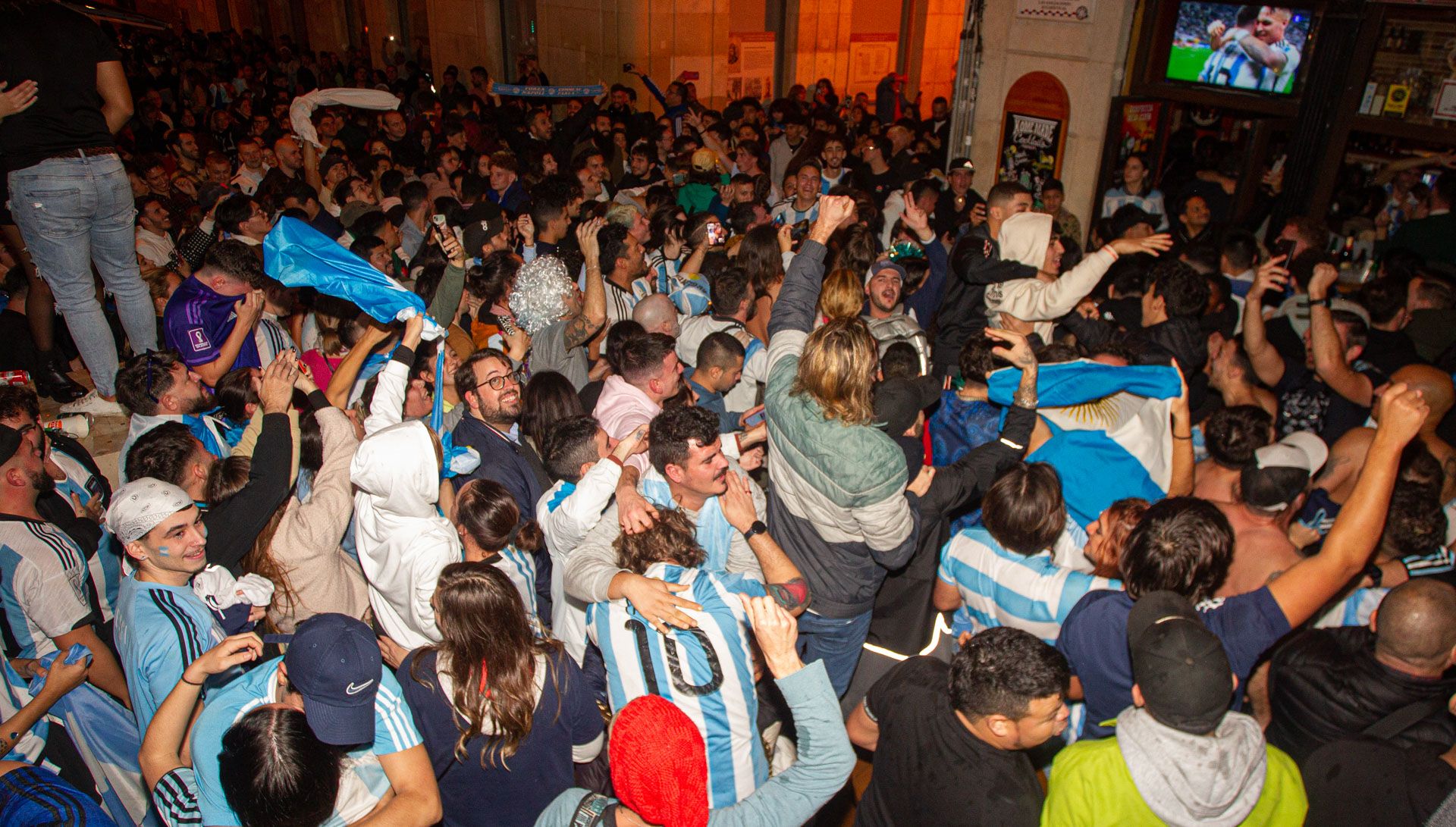 Aficionados argentinos celebran la victoria de su selección en las calles de Alicante