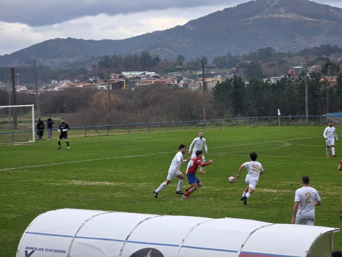 Un partido reciente en el campo de hierba natural de Baño (Valga).