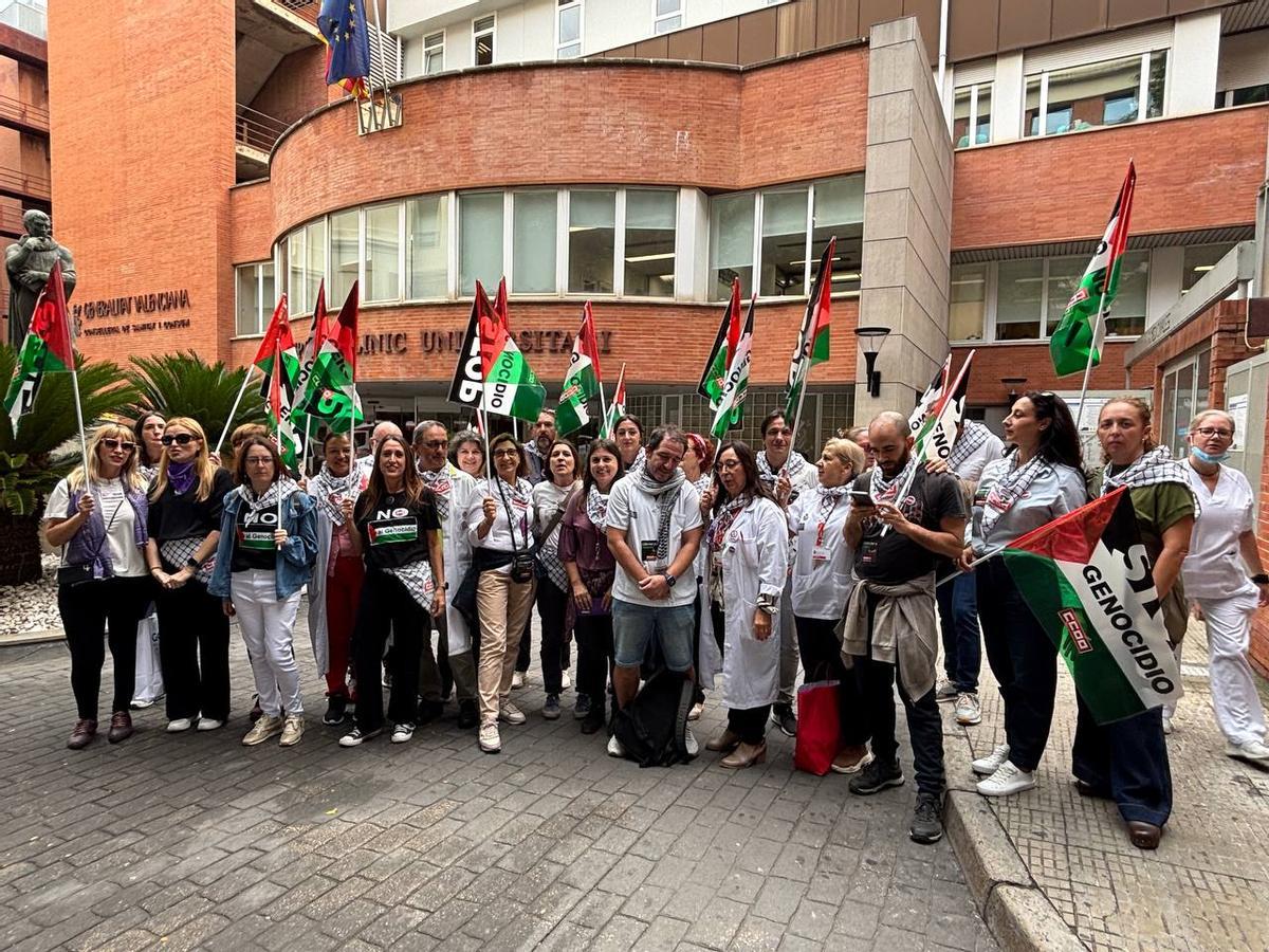 Un momento de la concentración en el Clínico de València.