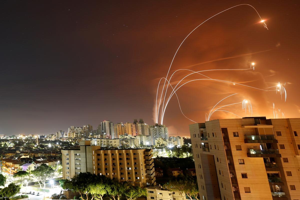 Misiles israelís interceptan cohetes lanzados desde Gaza sobre el cielo de Ashkelon, la madrugada de este miércoles.