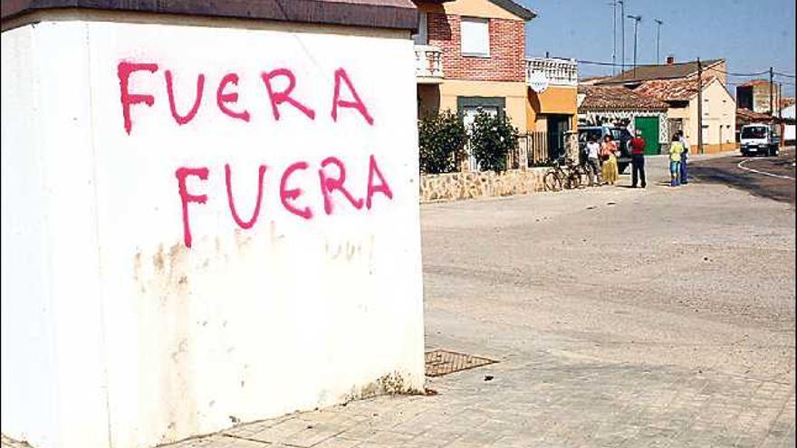 El transformador con una pintada alusiva a su retirada en Villamayor de Campos