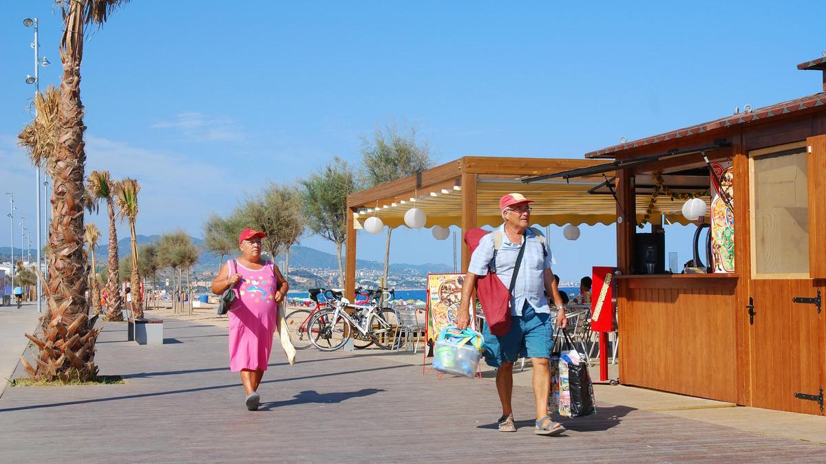 Terrazas en el paseo marítimo de Badalona en una imagen de archivo