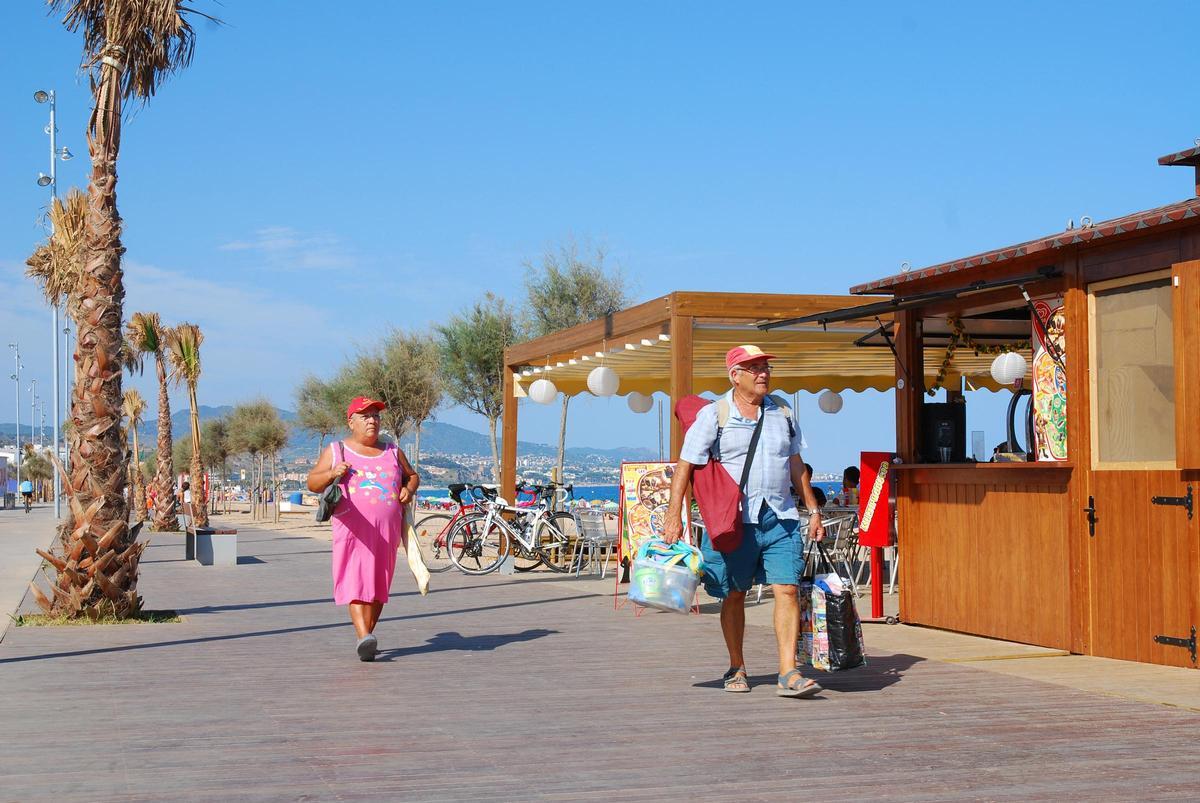 Terrazas en el paseo marítimo de Badalona en una imagen de archivo