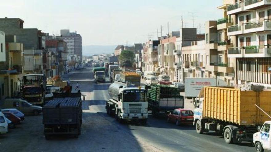 La carretera Nacional-340, als anys 80, creuaba l’Alcúdia. | A. L’ALCÚDIA