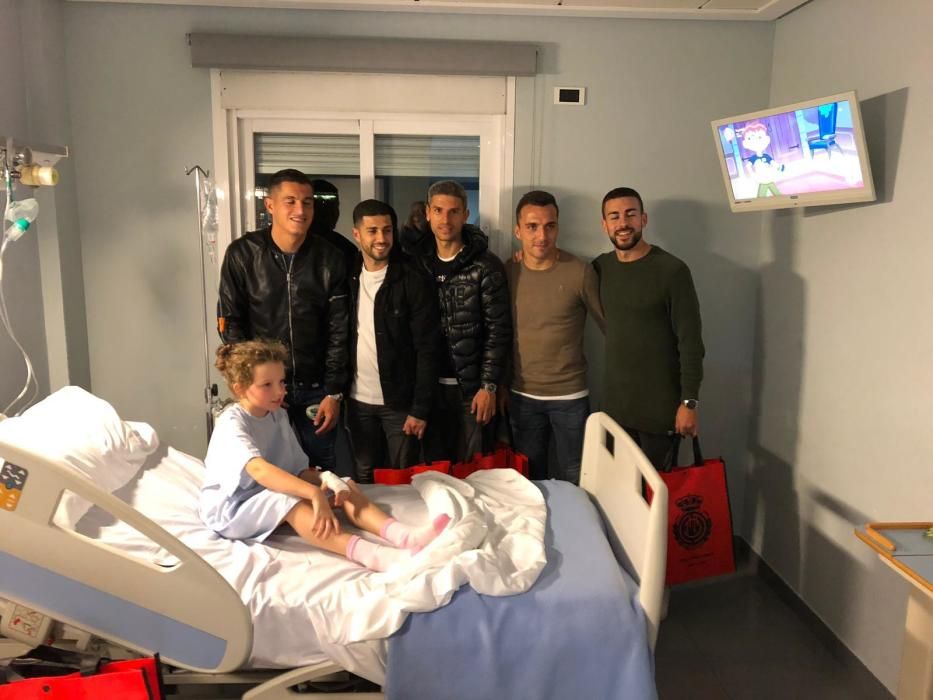 Los jugadores del Mallorca visitan el área infantil de Son Espases y de clínica Juaneda
