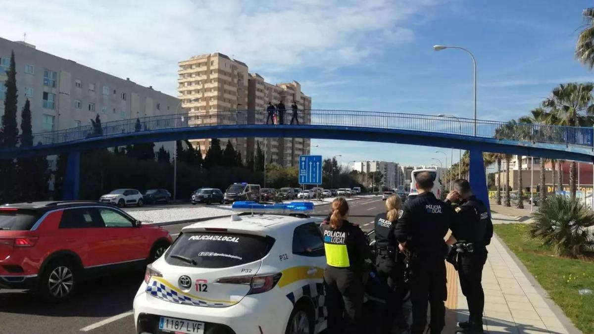 Operarios de Carreteras salvan a una joven que estaba a punto de tirarse de un puente en Palma