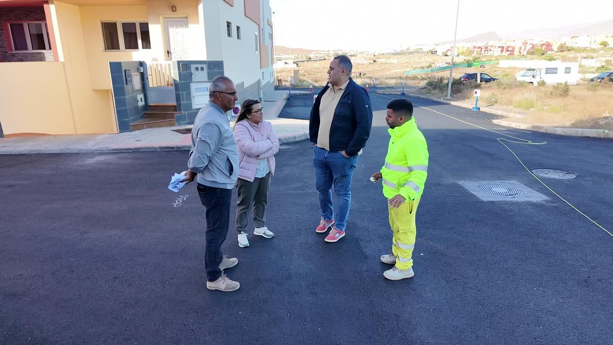 Carmelo Pérez, Vanesa Martín, Rayco Padilla y un operario de las obras que se ejecutan en La Montañeta.