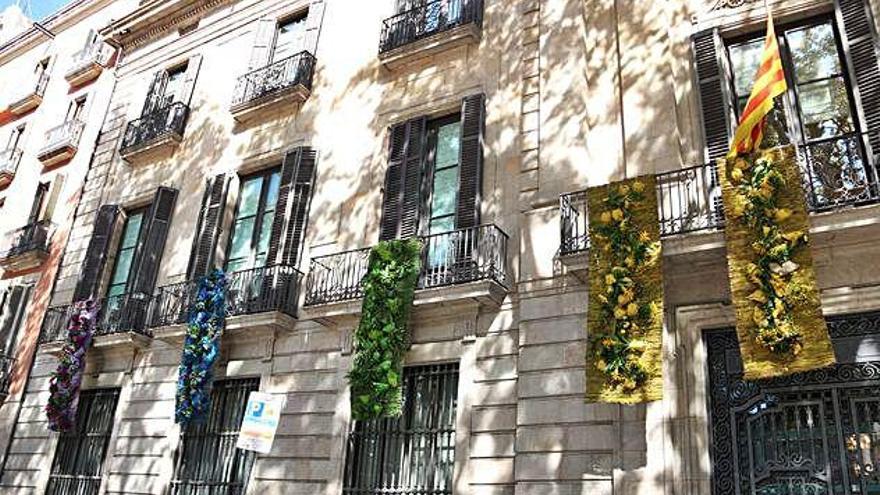 La seu de la conselleria de Cultura, amb flors als balcons en lloc de llaços