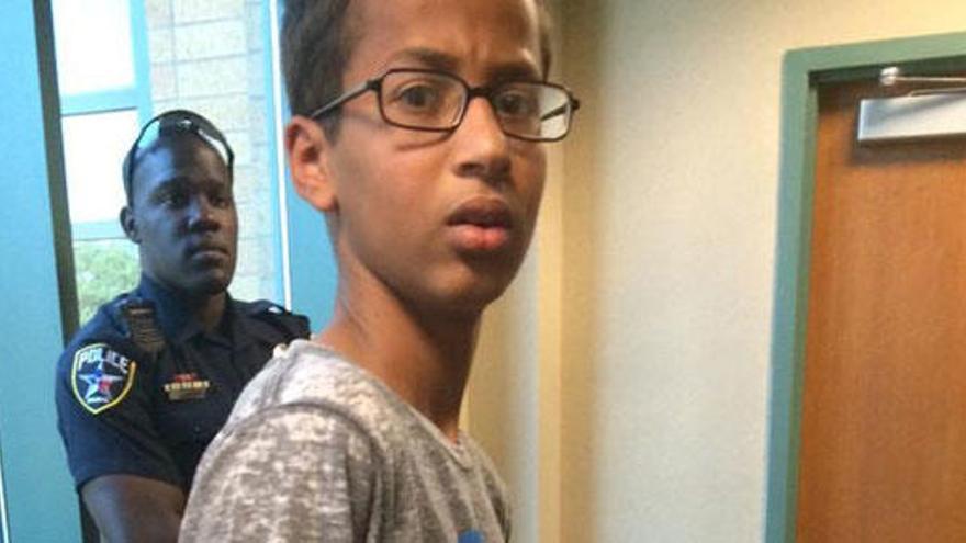 Ahmed Mohamed detenid por la Policía de Irving.