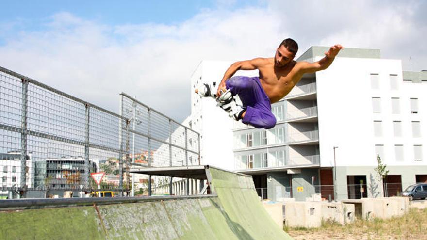 Un joven realiza acrobacias con su monopatín en la pista de skate de As Lagoas en Bueu