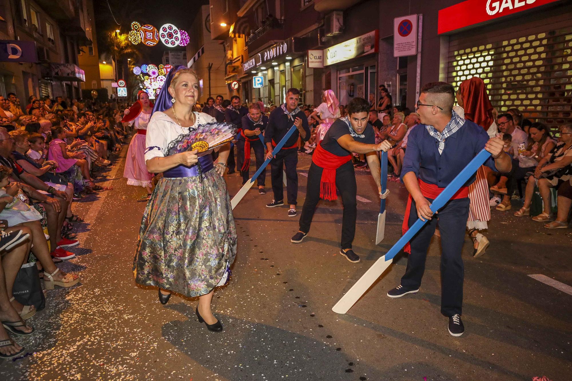 El desfile multicolor congrega a mas de 650 festeros en Santa Pola