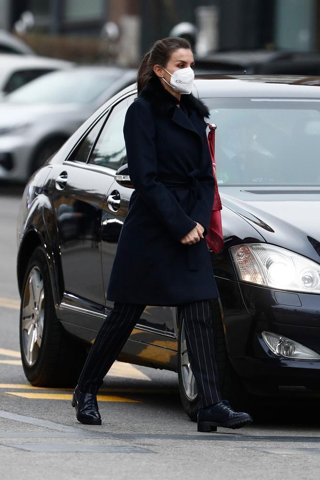 La reina Letizia con pantalones de raya diplomática y zapatos con cordón