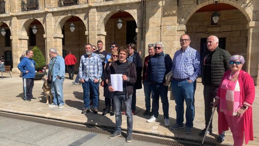 Militantes e inscritos de Podemos de Avilés y Corvera, ayer, en El Parche. En el centro, el concejal Primi Abella con las firmas.