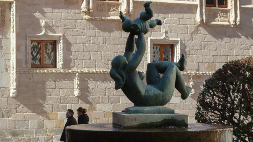 La maternidad que puede contemplarse en la plaza de Zorrilla