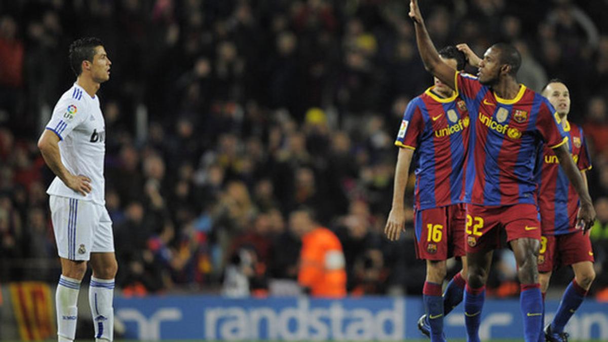 Abidal celebra el quinto gol del Barça