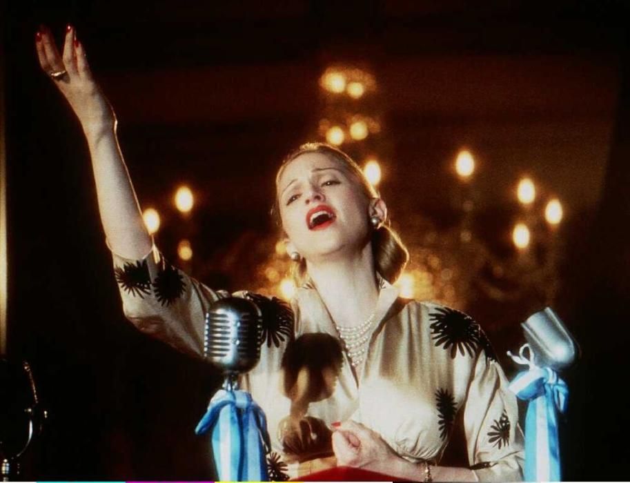 Madonna protagonizando la película "Evita".