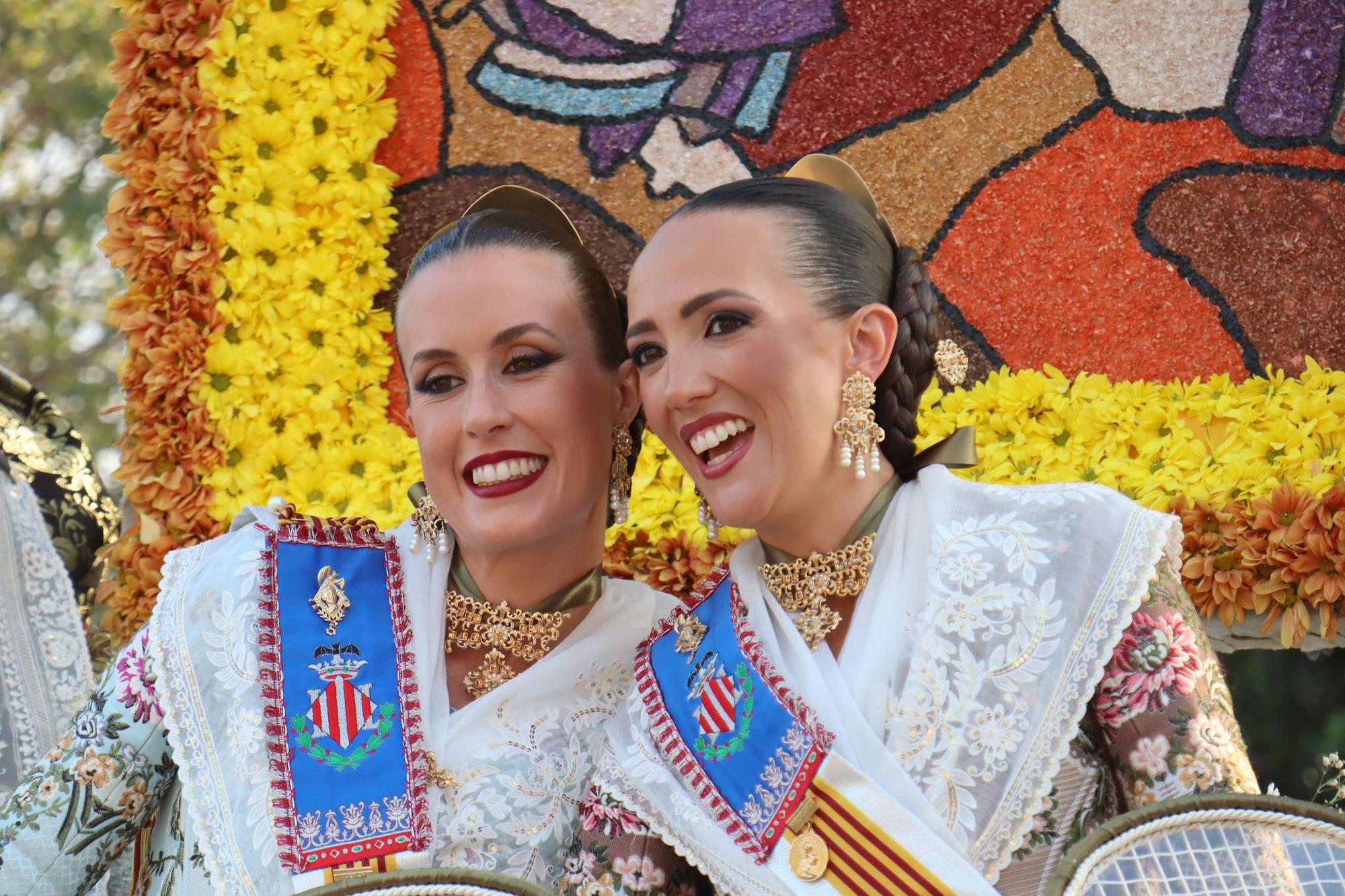 La Batalla de Flores reúne a las falleras de 2022 y 2023