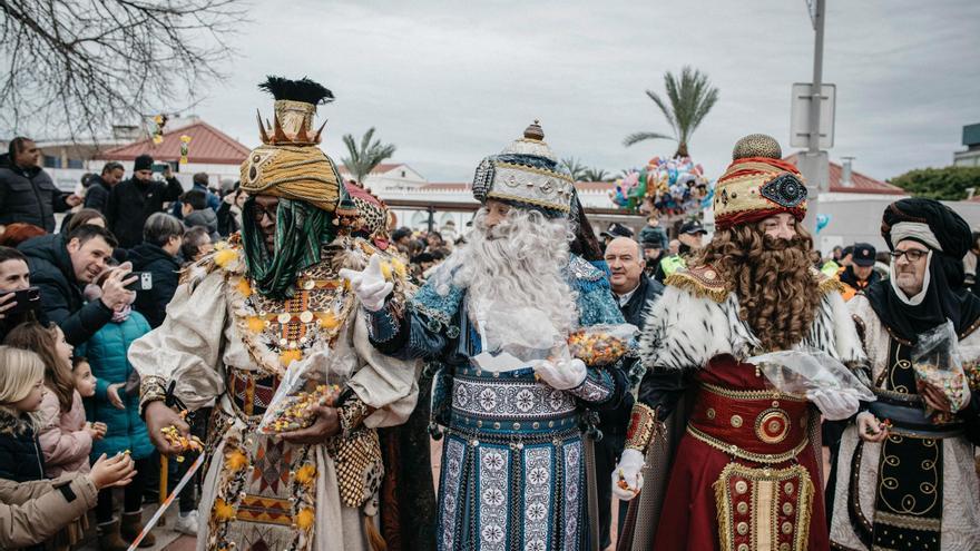 Castelló recibe a Sus Majestades con honores y con un frío polar
