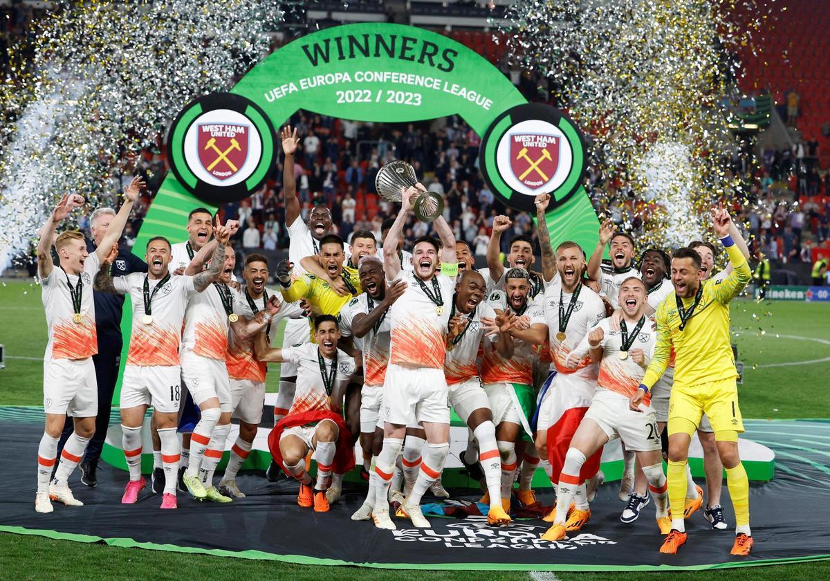 Los jugadores del West Ham inglés celebran en Praga su triunfo en la Conference League, el primer título del club en 43 años.