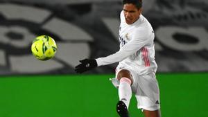 Varane se’n va al Manchester United, rei del mercat estiuenc