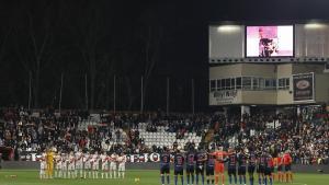 Los jugadores del Rayo Vallecano y del Sevilla guardan un minuto de silencio en la última jornada.