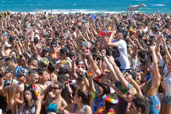 Fiesta de carnaval en la playa