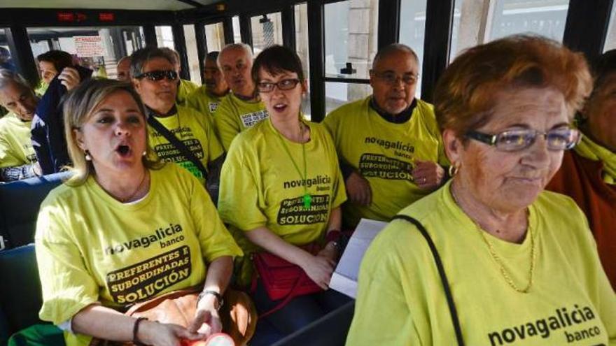 Los afectados corearon consignas y exhibieron sus camisetas en el tren turístico.  // Brais Lorenzo