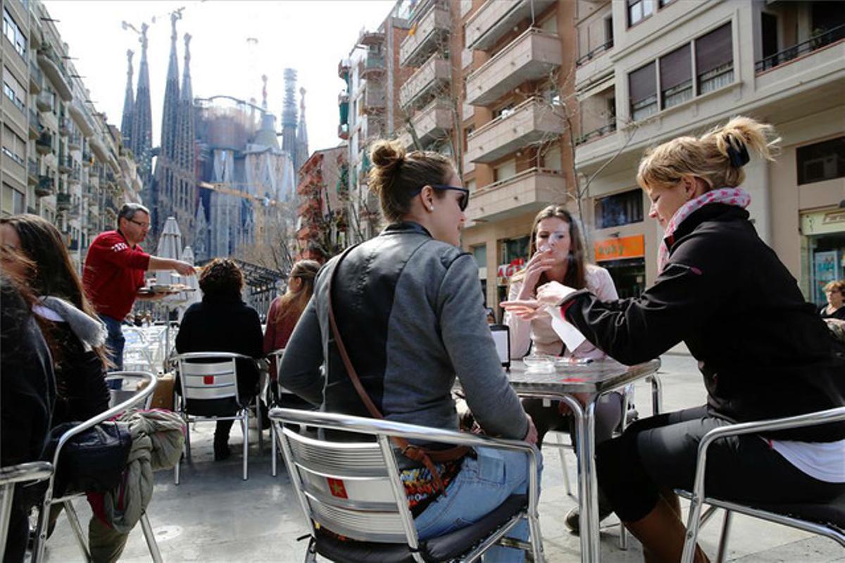 Terrassa a l’avinguda de Gaudí, amb la Sagrada Família al fons.