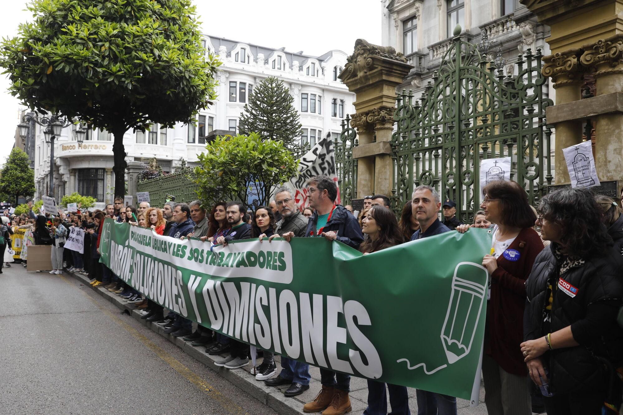 EN IMÁGENES: Nueva manifestación masiva de los docentes, que acabó en la Junta General 