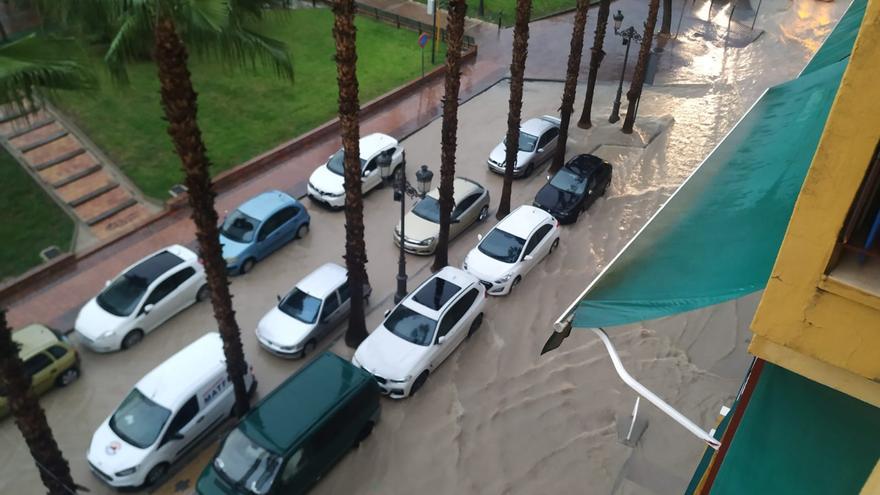 Las fuertes lluvias dejan coches atrapados en la carretera de Ojós a Villanueva