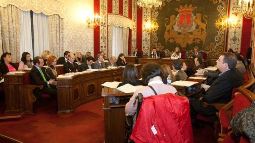 El pleno del Ayuntamiento, con el PP a la izquieda de la imagen y el PSOE a la derecha