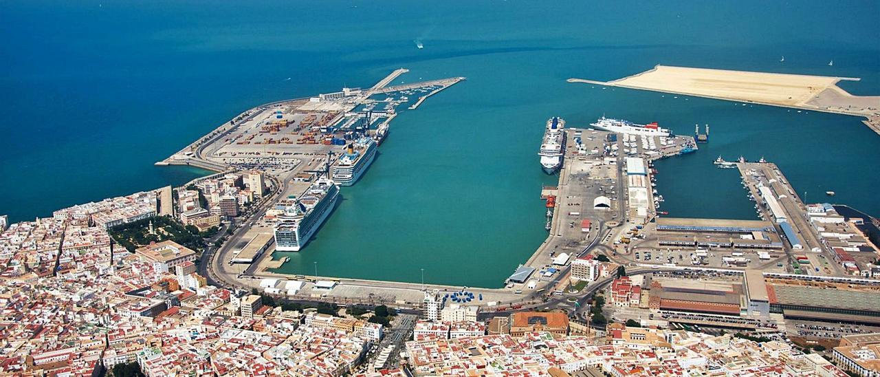 Imagen del Puerto de Cádiz, con la nueva terminal de contenedores en la parte superior a la derecha, todavía en construcción. | APBC
