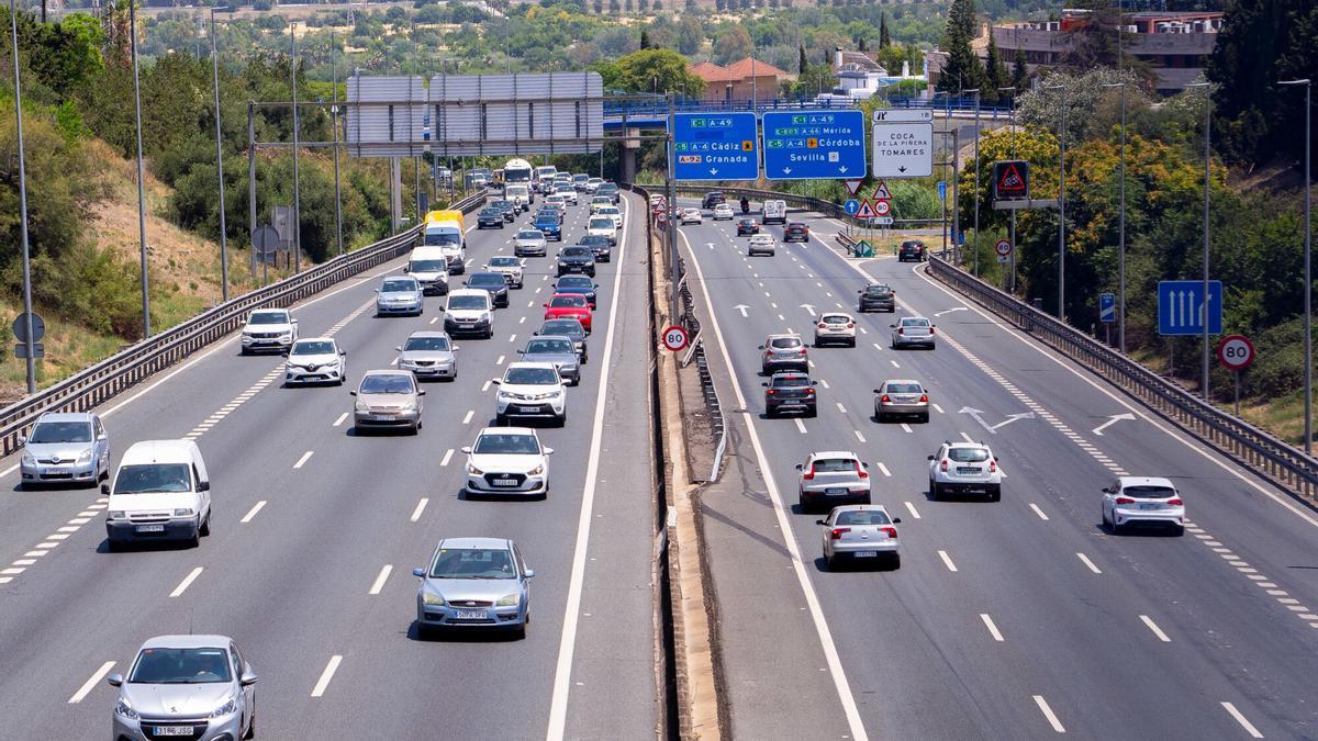 Tráfico intenso a la salida de Sevilla