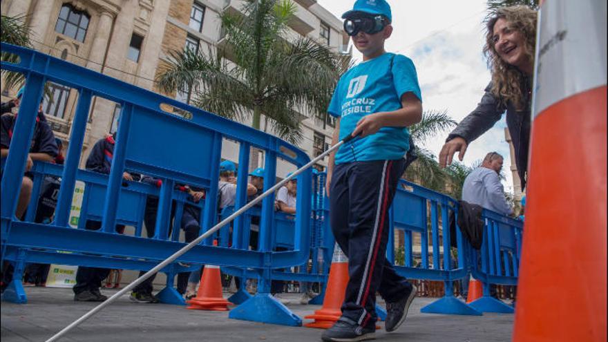 Un niño participa en las Jornadas &#039;Santa Cruz Accesible&#039;.