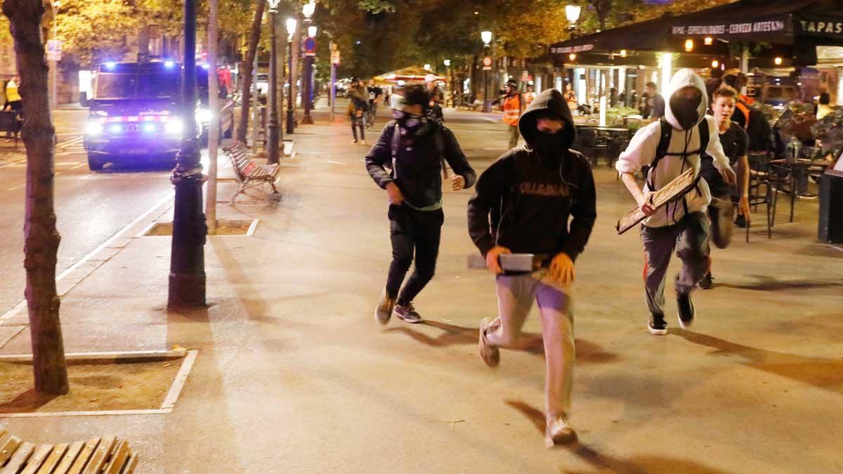 Independentistas y ultras chocan en otra noche de disturbios en Barcelona