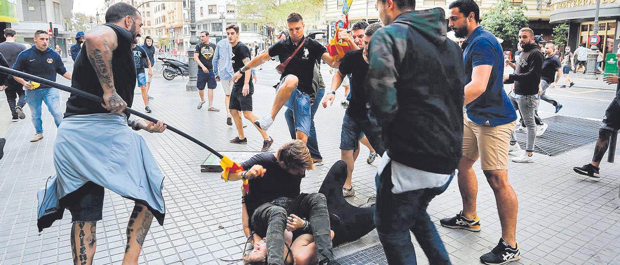 Una de las agresiones de los ultraderechistas a una pareja de manifestantes del 9 d’Octubre de 2017, en la avenida del Oeste.