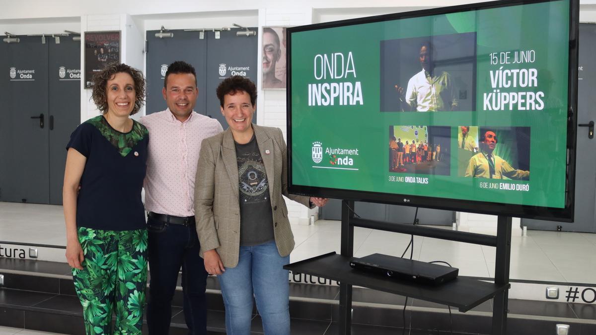 La alcaldesa, Carmina Ballester (d), junto a los ediles Estela Badenes y Paco Pastor, ha presentado el ciclo ‘Onda Inspira’.