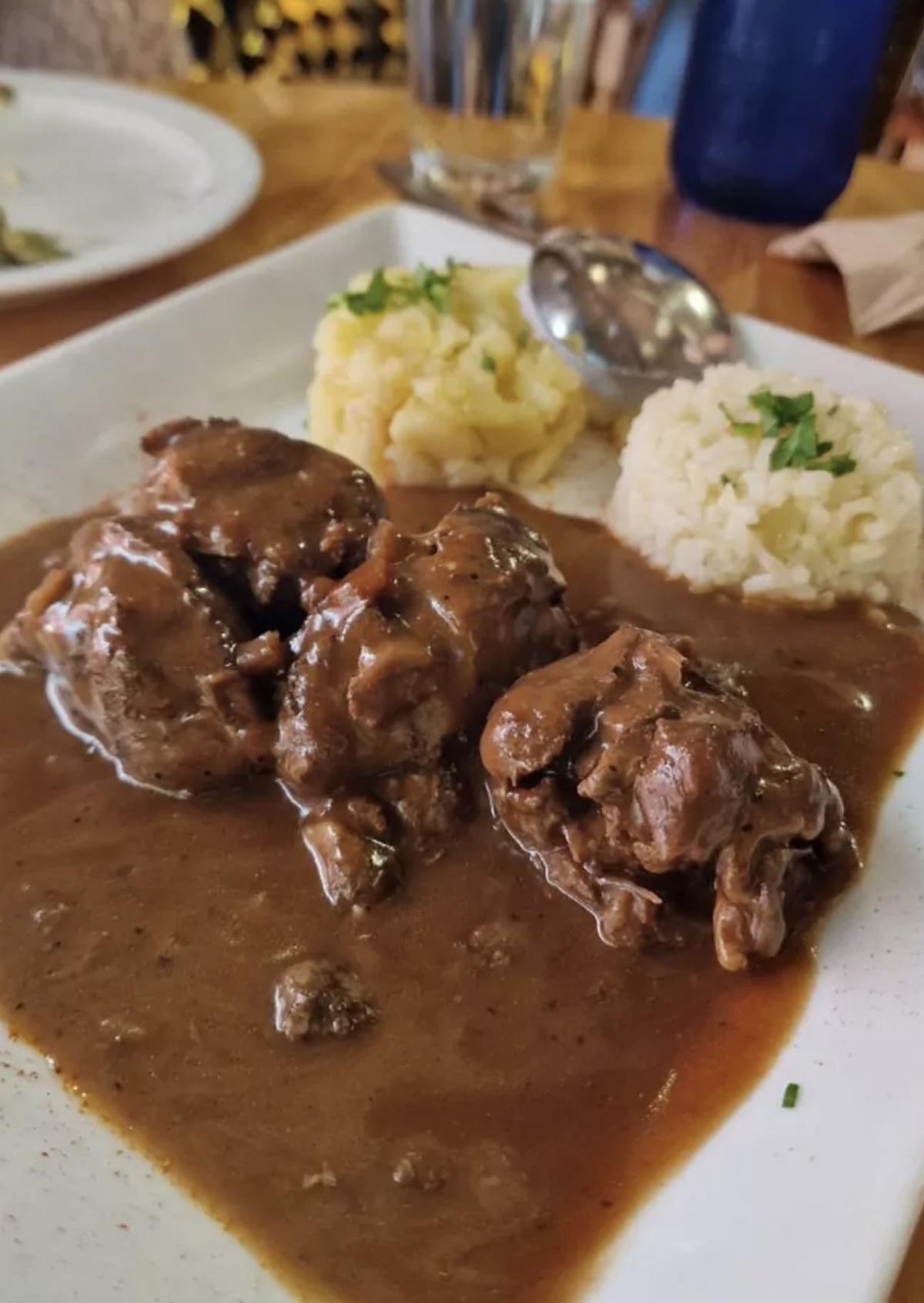 Carrilleras, con el puré de papas y el arroz.
