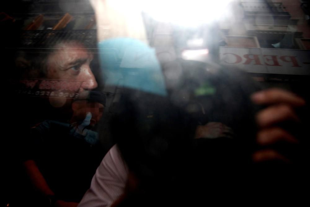 Eduardo Zaplana sale de las oficinas de Telefónica de la Gran Vía madrileña en un vehículo junto a agentes de la UCO