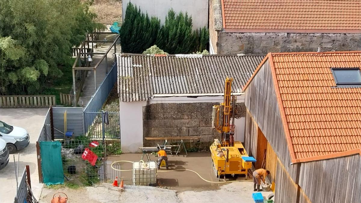 Los operarios, ayer, en la parcela situada al lado del Museo Massó con la sonda geotécnica.