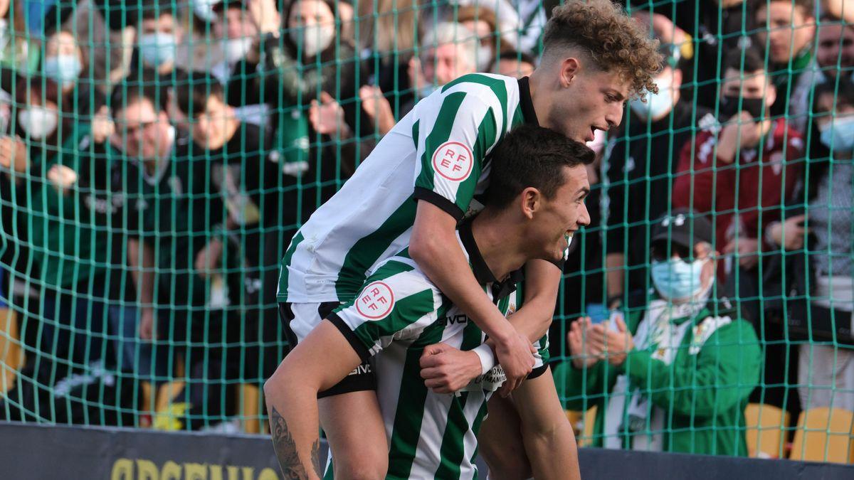 Simo Bouzaidi y Adri Fuentes festejan uno de los goles en Cádiz.