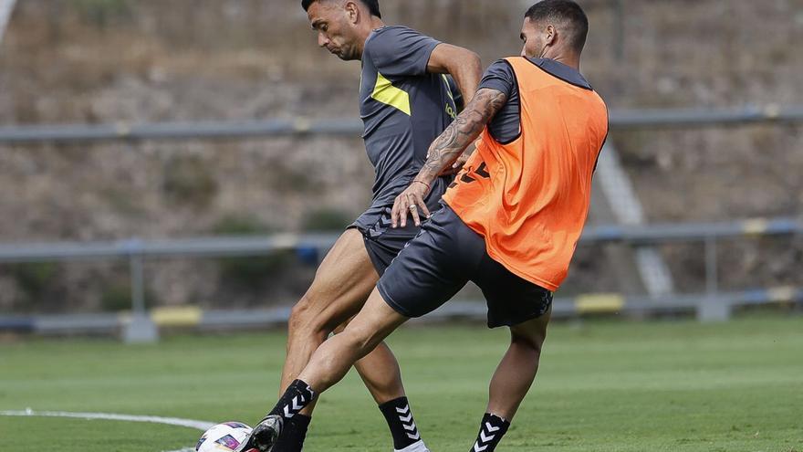 Cristian Herrera controla el balón mientras Benito intenta arrebatárselo durante la sesión de trabajo del pasado lunes.