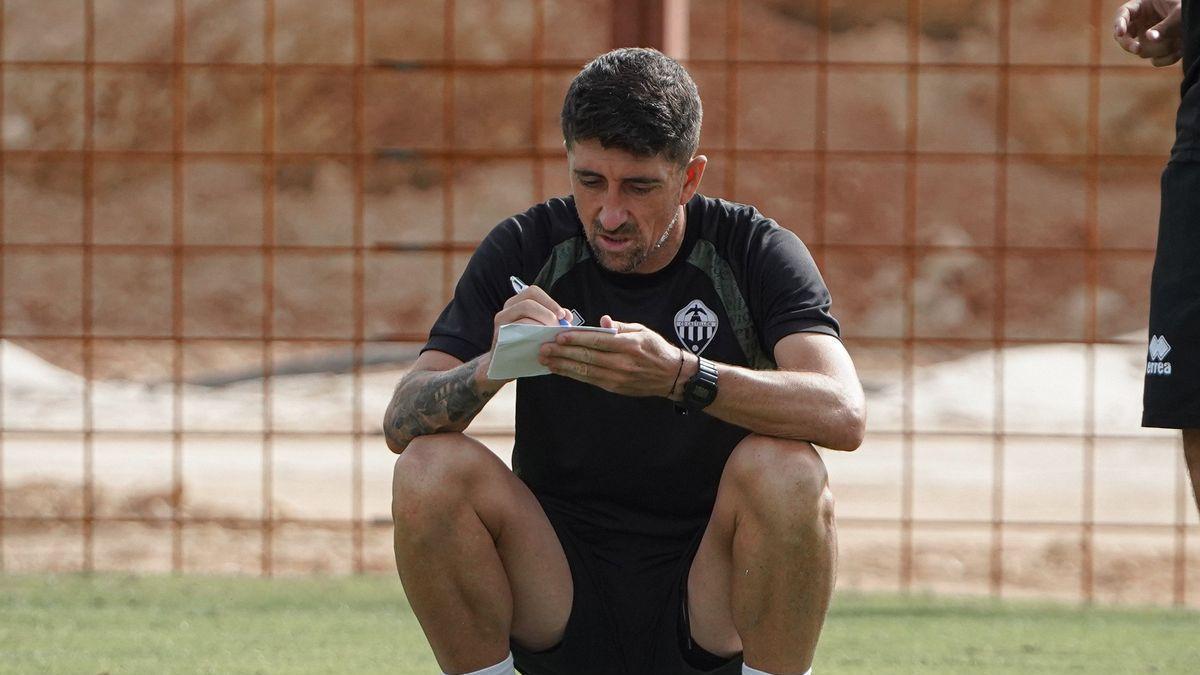 Pablo Hernández toma apuntes en la ciudad deportivade la Coma.