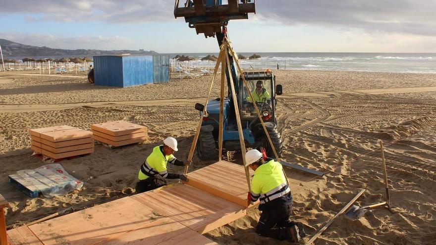 Fuengirola instala pasarelas de hormigón entre la playa de San Francisco y Torreblanca