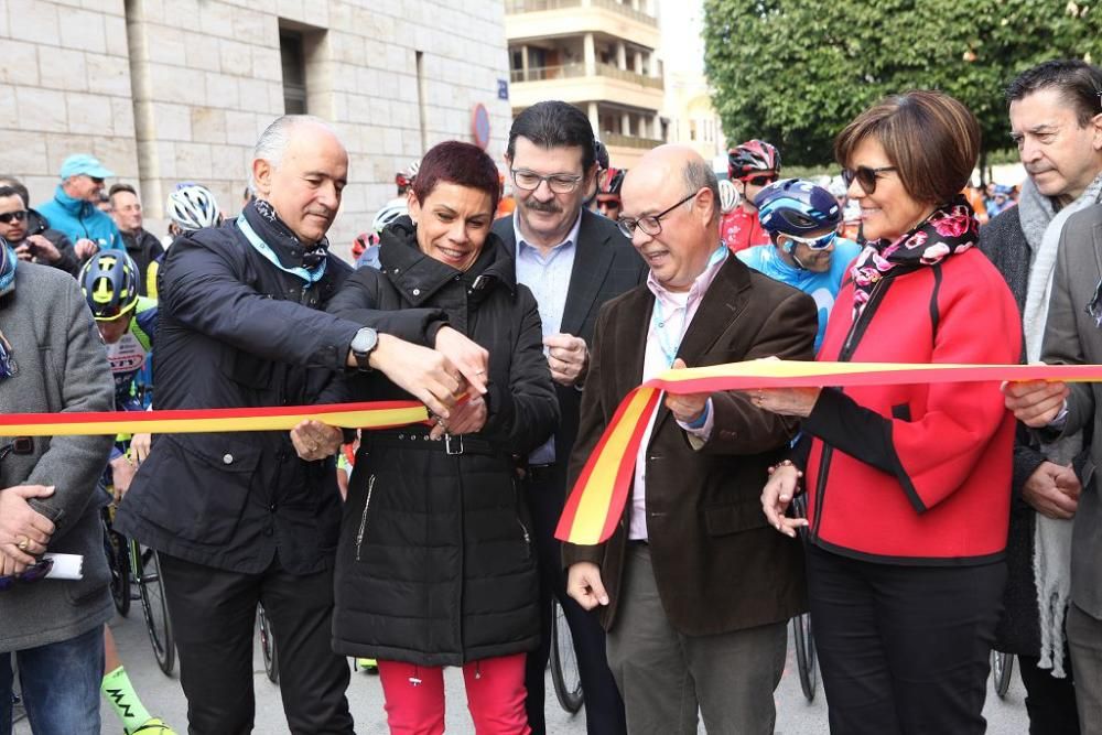 Ambiente a la salida y la llegada de la Vuelta Ciclista a Murcia