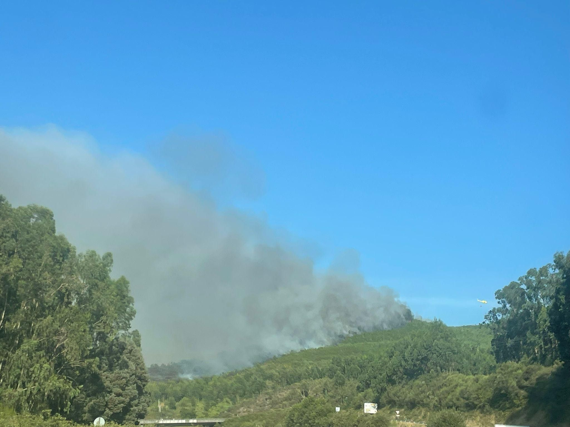 Un incendio cerca la A-52 a su paso por As Neves