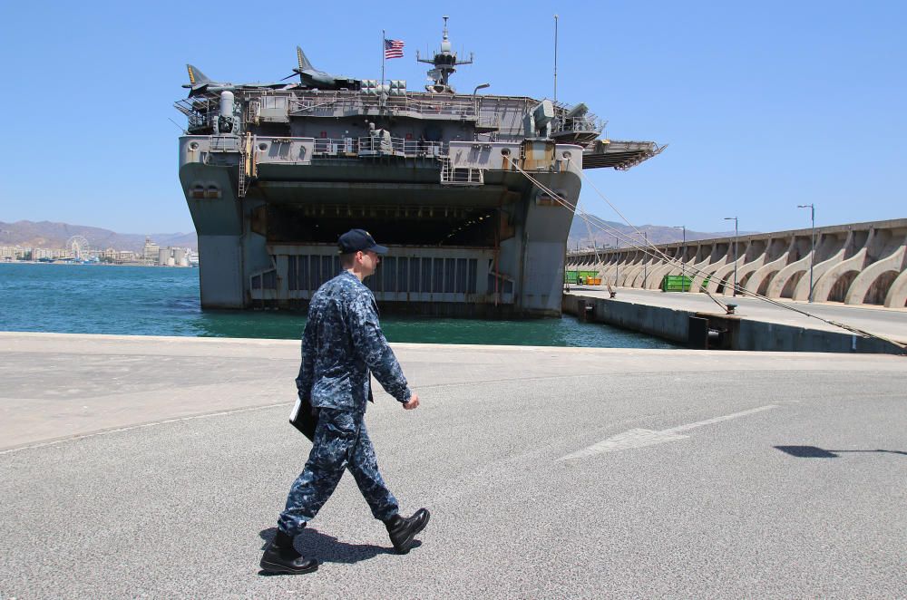 El portaaeronaves americano Iwo Jima atraca en el puerto de Málaga