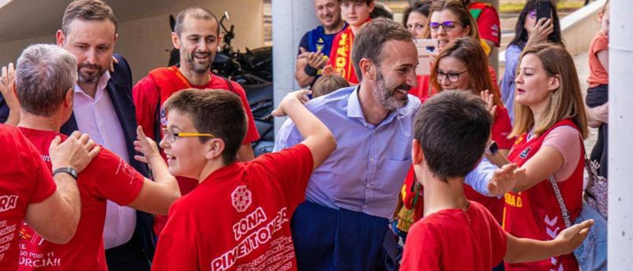 Alejandro Gómez y Sito Alonso junto varios aficionados antes del último partido del curso.  | PRENSA UCAM CB